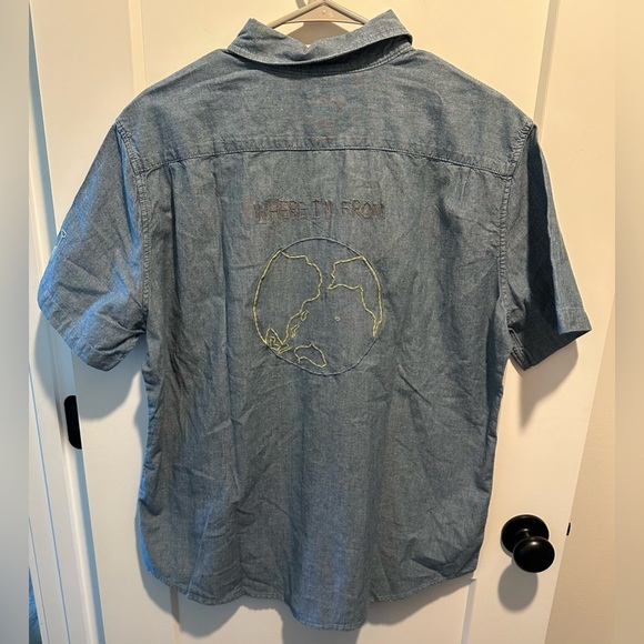 Men’s Levi's One Pocket Chambray Button Shirt Blue Llama Where I'm From Size L - Picture 2 of 8